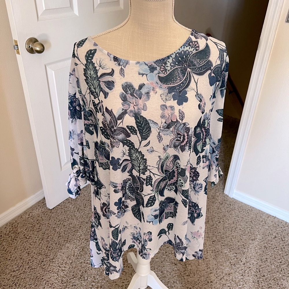 Cute women’s oversized top. White with lavender & navy floral print, casual XL